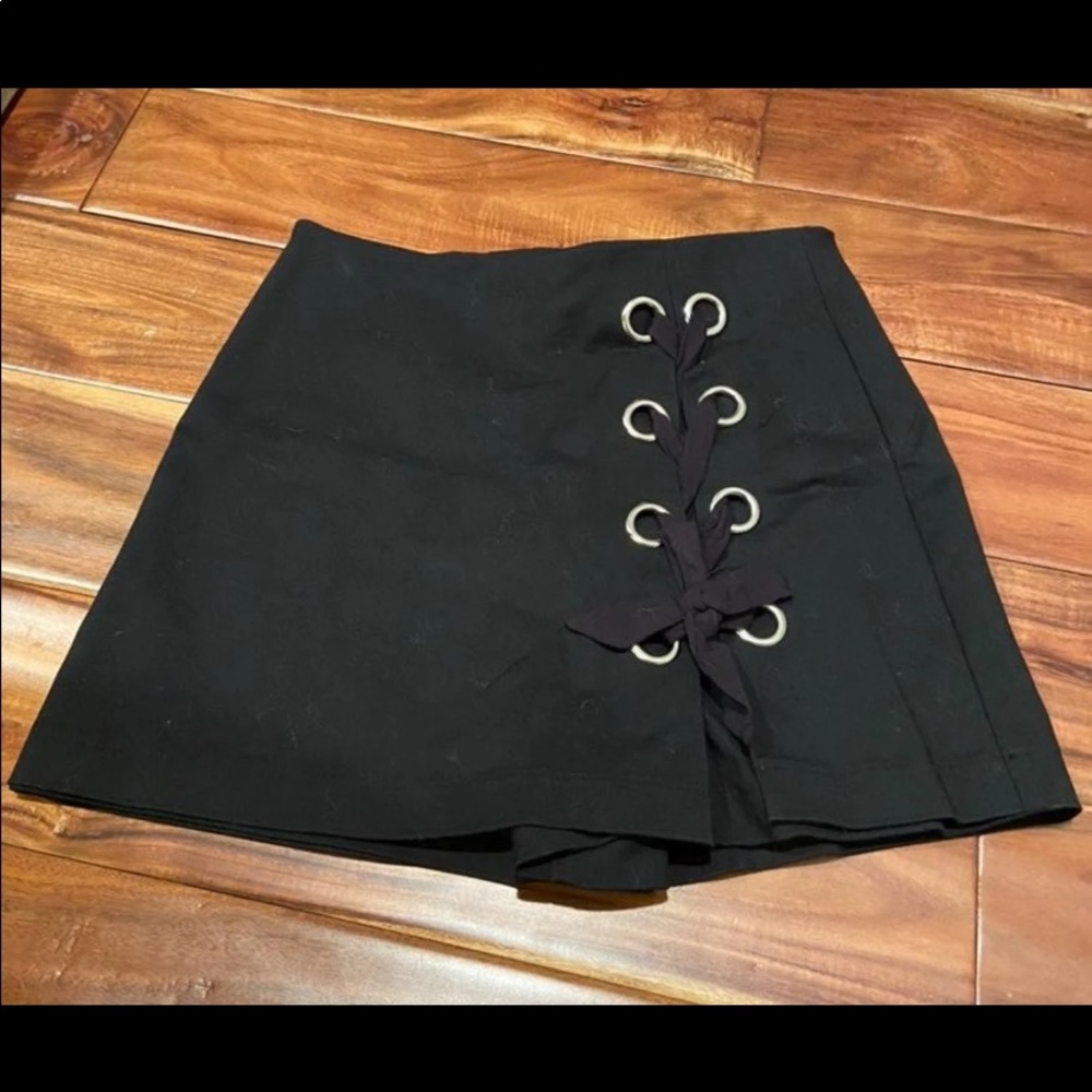 Black DO+BE skort